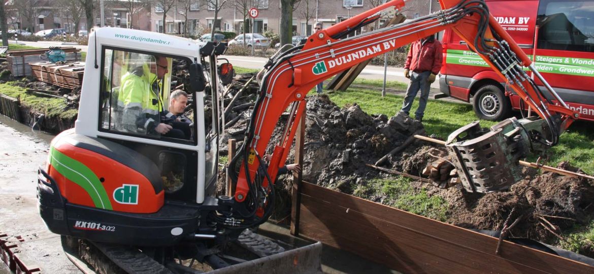 Wethouder Martijn Vroom van de gemeente Noordwijk heeft aan de Weteringkade een BambooTeq® beschoeiingsschot geplaatst.